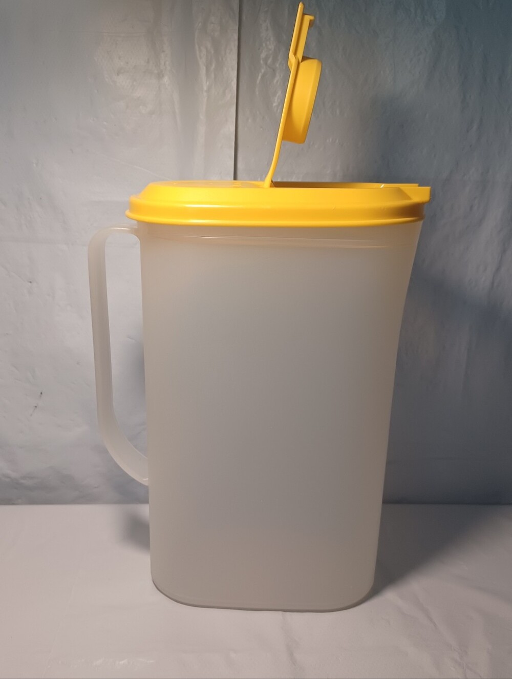 Tupperware Slimline 2 Qt Pitcher With Yellow Flip-top Lid